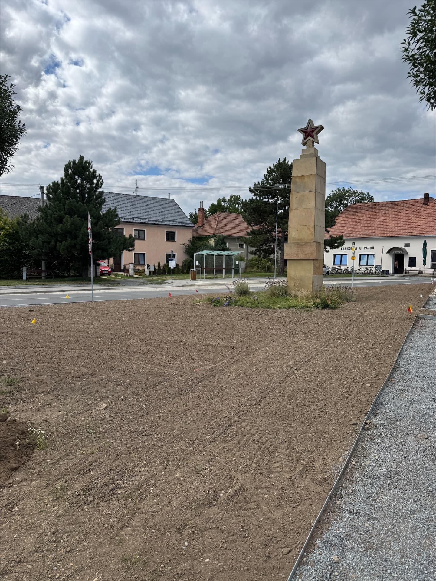Připravený a srovnaný terén v obci po úpravě